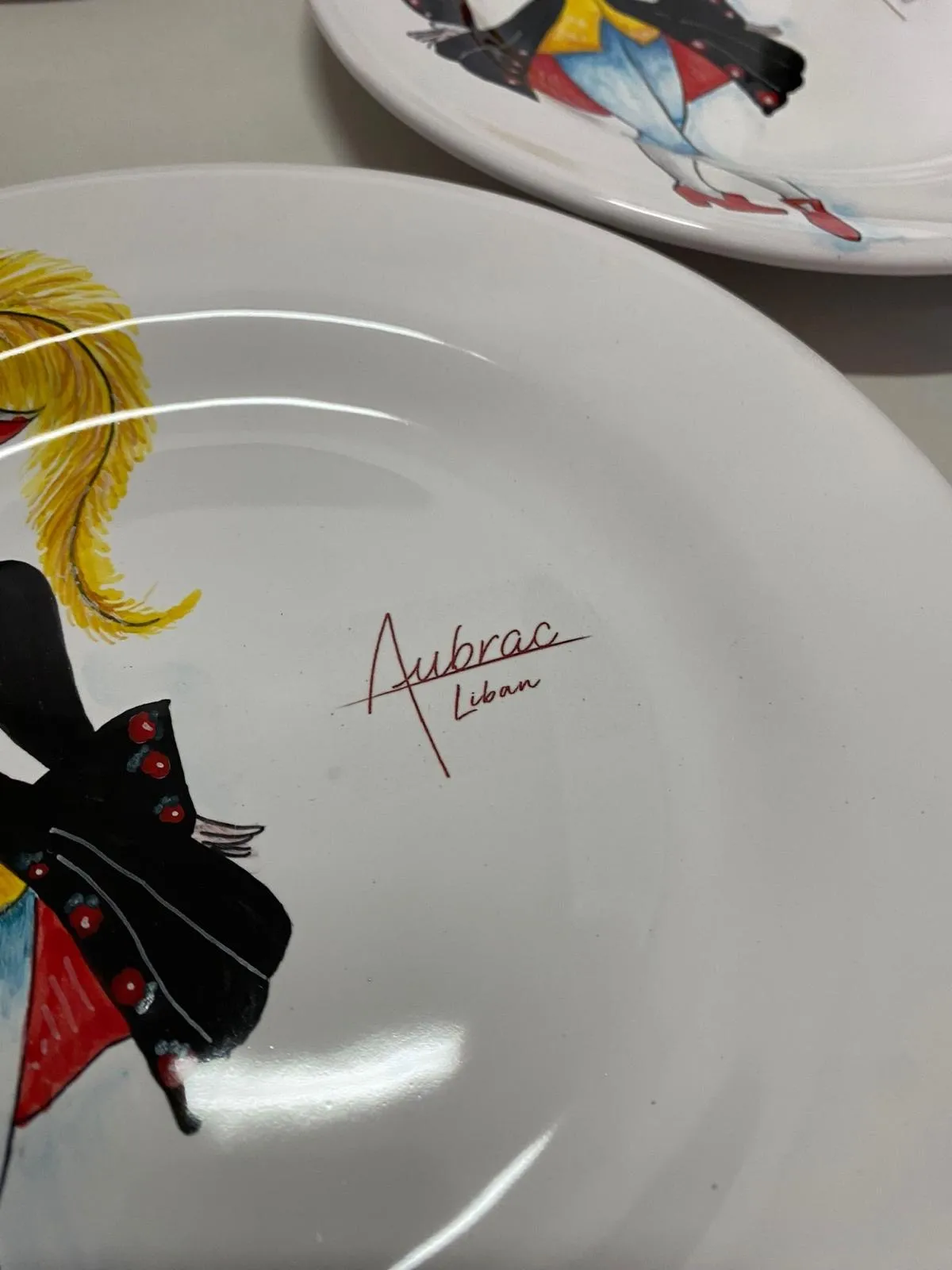 logo Aubrac Liban dipinto a mano su un piatto